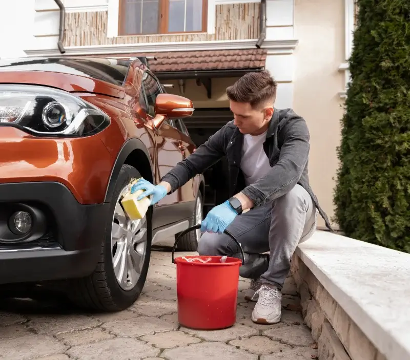 Lavage auto à domicile Camps-Saint-Mathurin-Léobazel : professionnel intervenant sur un véhicule